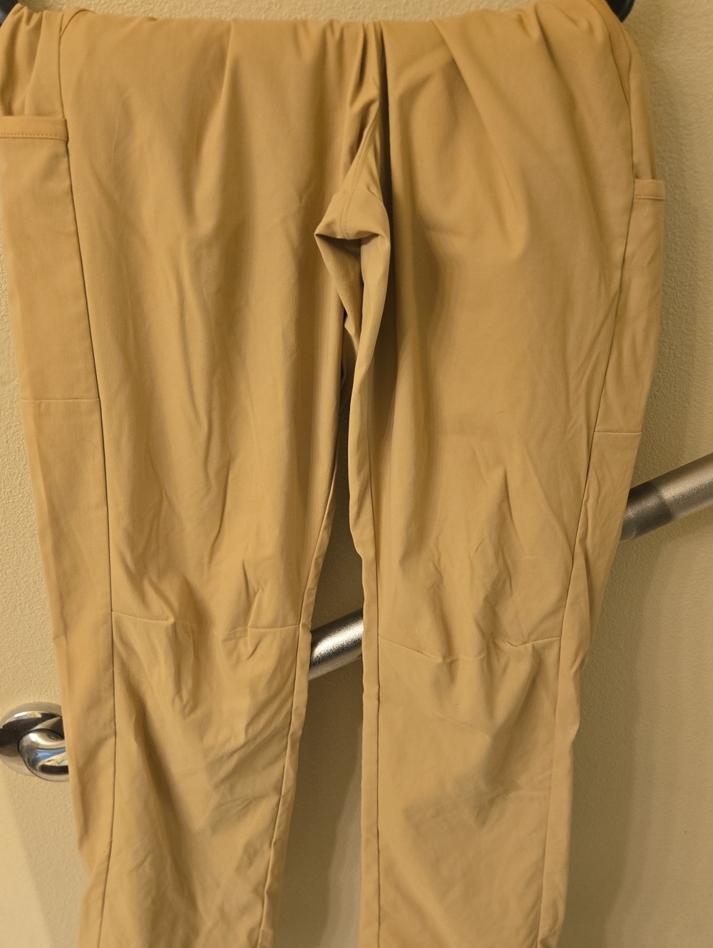 Large Columbia Women's Tan Straight Leg Active Fit Cargo Pockets On Both Sides